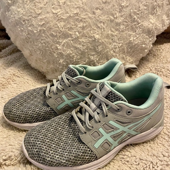 Adidas tennis shoes - Picture 5 of 5